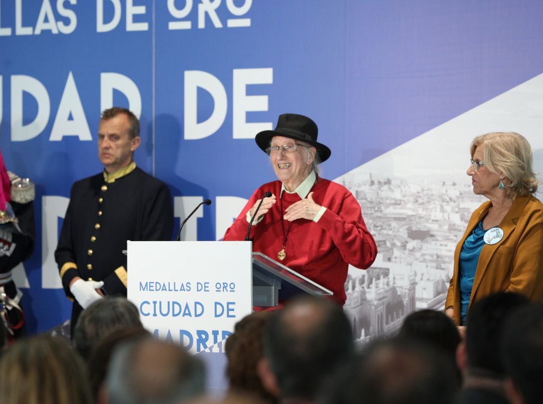 La alcaldesa de Madrid, Manuela Carmena, hace entrega de las Medallas de Oro de la ciudad.