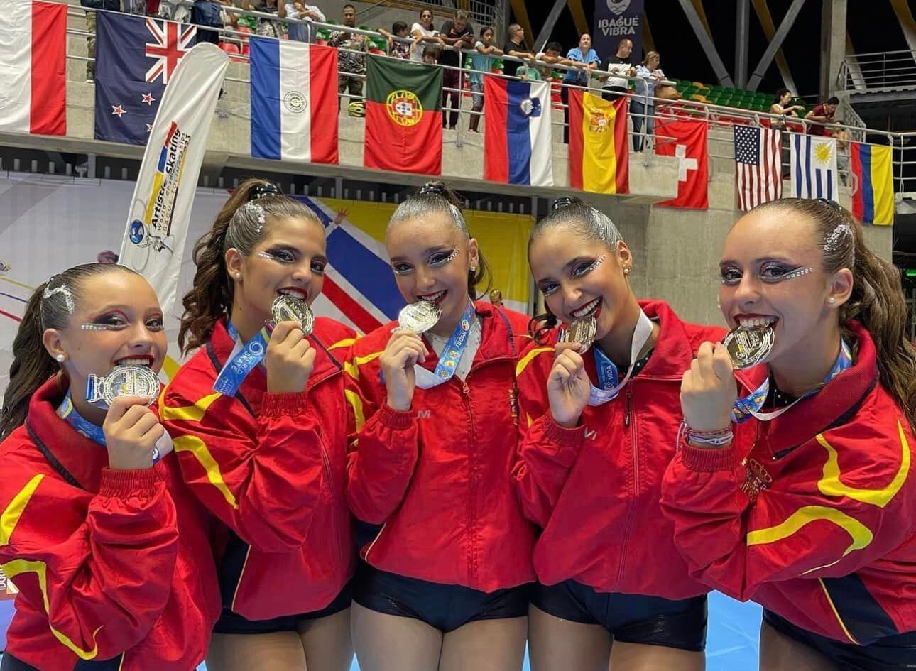 Las patinadoras del Club de Patinaje Artístico El Tejar de Fuengirola, subcampeonas del Mundo
