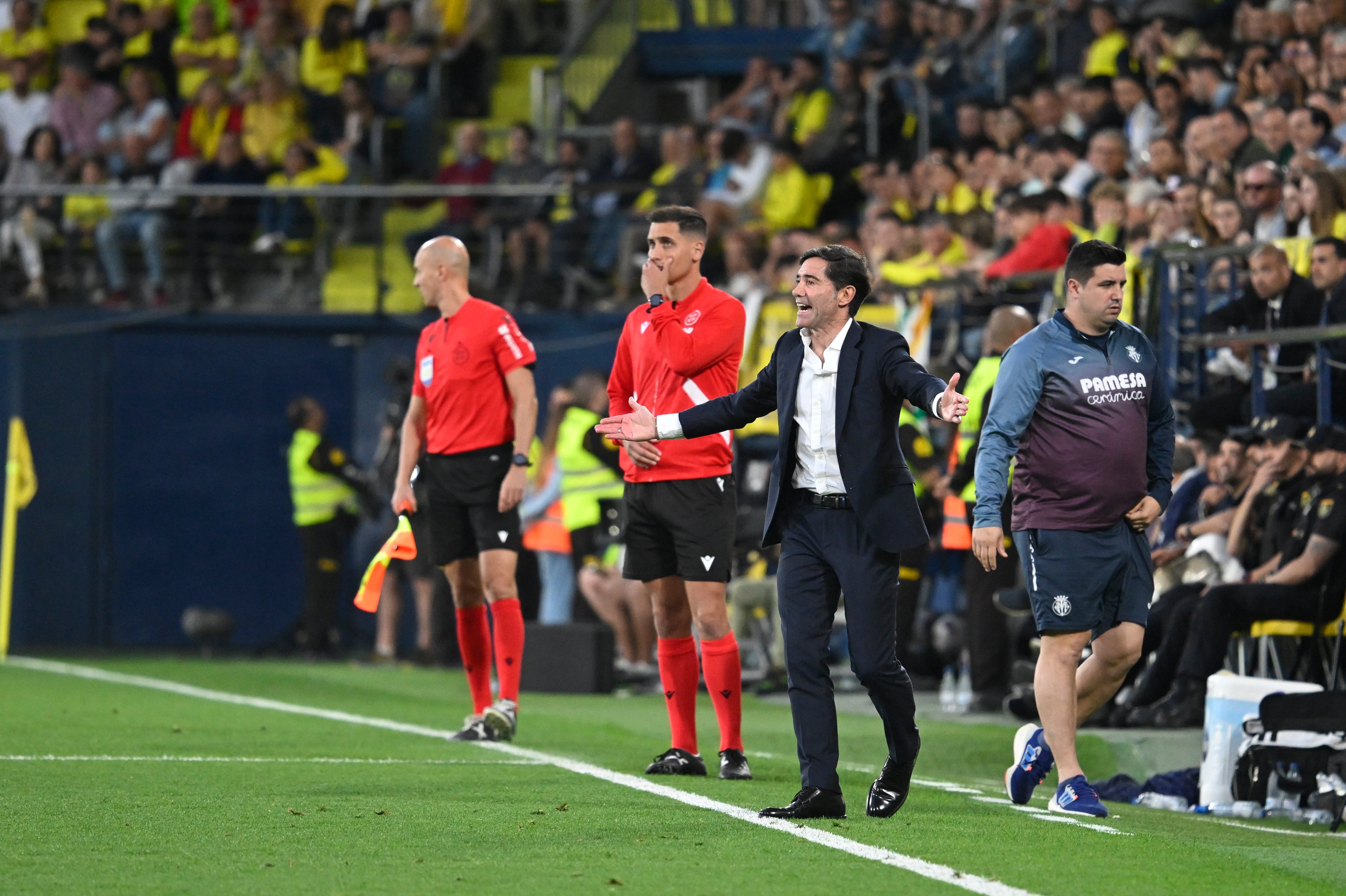 VILLARREAL, 19/05/2024.- El técnico del Villarreal, Marcelino, durante el encuentro correspondiente a la jornada 37 de Primera División que Villarreal y Real Madrid disputan hoy domingo en el estadio de La Cerámica, en la localidad castellonense. EFE / Andreu Esteban
