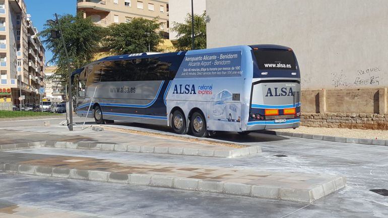 Pruebas de accesibilidad con un autobús de mayor envergadura de las flotas que operan en la estación de Dénia.