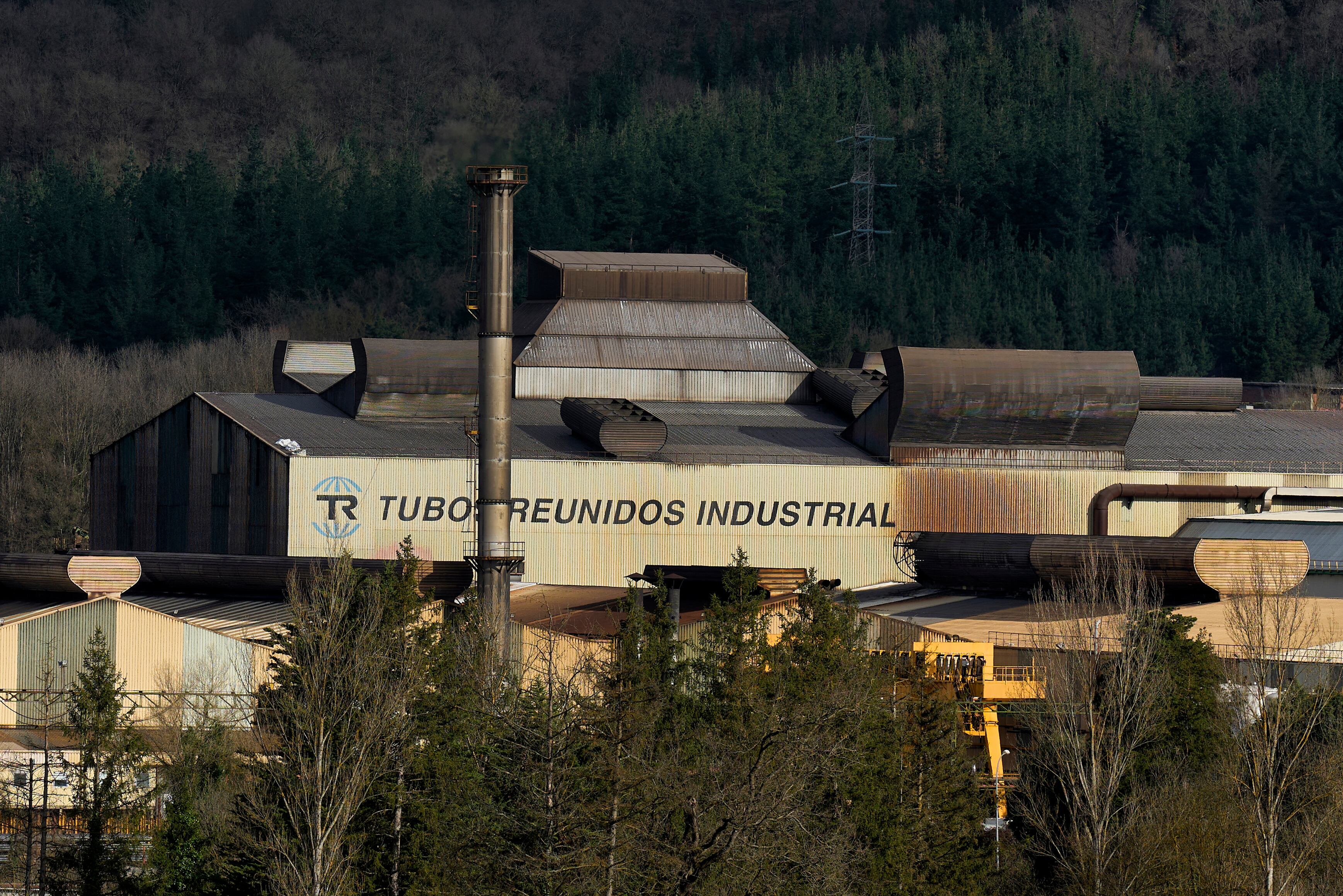 VITORIA, 15/02/2026.- Vista de la fábrica de Tubos Reunidos Group este domingo, que ha anunciado un ERE. La crisis de la industria en el valle alavés de Ayala, culminada ahora con el ERE de 274 despidos en Tubos Reunidos en Amurrio, es la continuación de sucesivos cierres de empresas en la comarca, que empezaron en 1992 con la salida de 564 trabajadores de Aceros de Llodio.EFE/ Adrián Ruiz-hierro