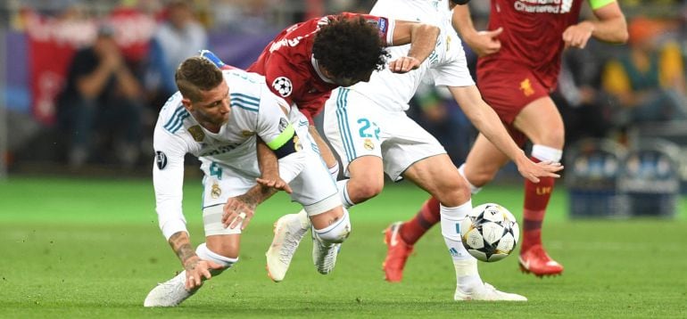 Salah se lesionó en una acción con Sergio Ramos.