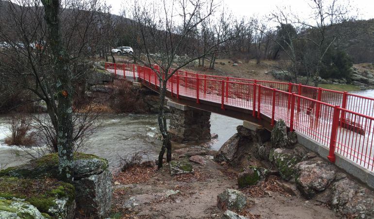 Las obras de mejora han recuperado la pasarela que une el aparcamiento con el área recreativa de Hoya Encavera