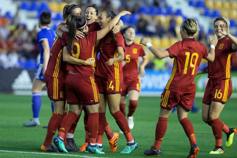 Las jugadoras de la selección española de fútbol celebran el primer gol ante Israel.