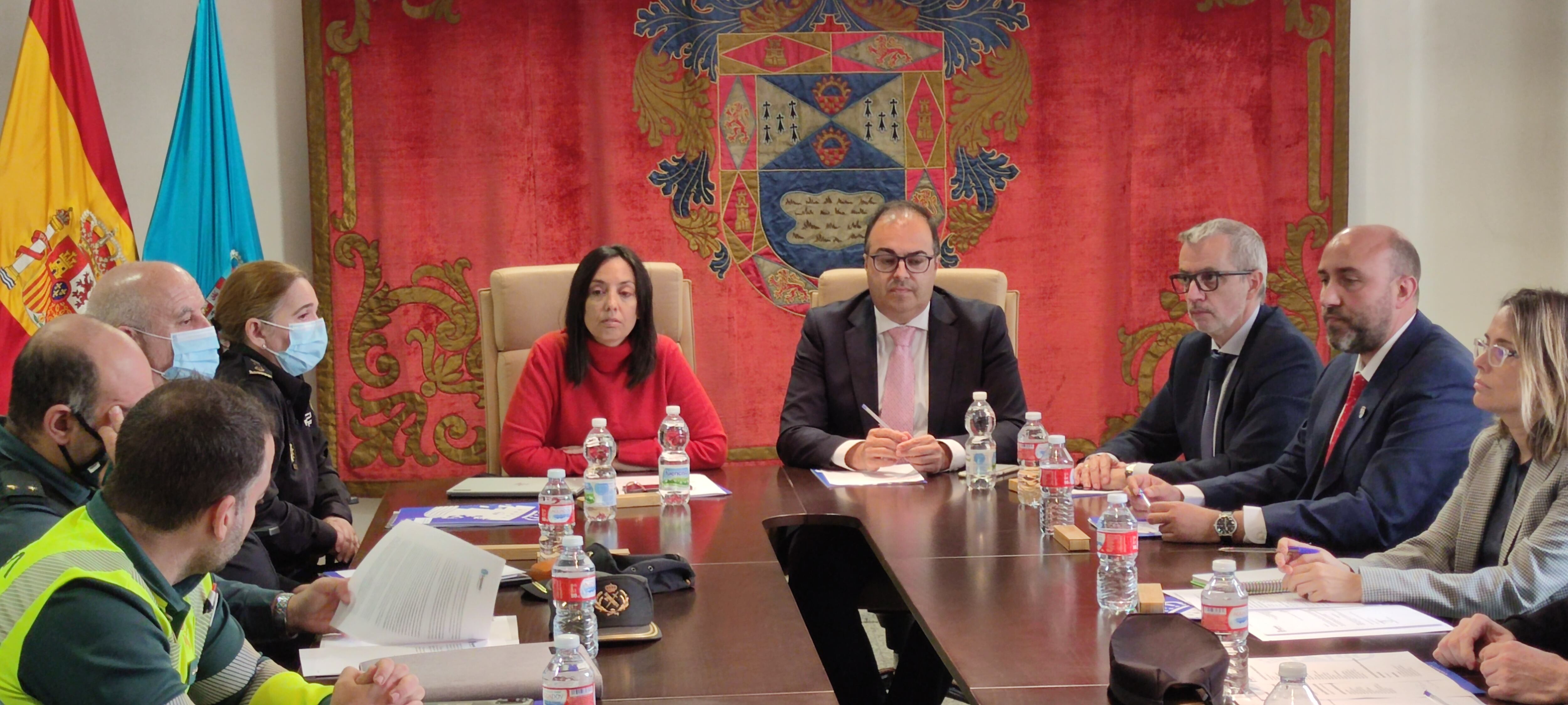 La Delegada del Gobierno  junto con el alcalde de la ciudad, miembros del gobierno municipal y de las Fuerzas de Seguridad en la Junta Local de Seguridad de Leganés.