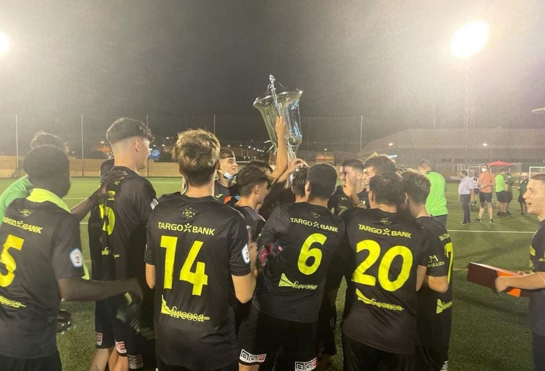 Los jugadores ejidenses elevan al cielo el trofeo de Huércal.