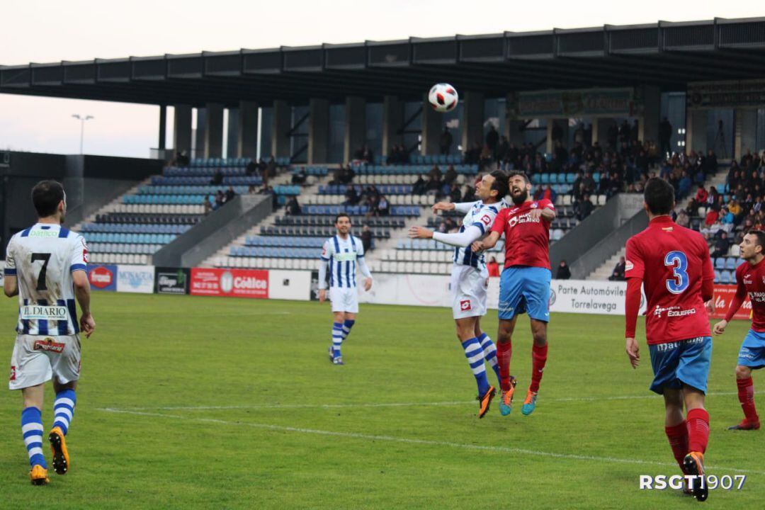 Cusi, saltando con un jugador del Calahorra