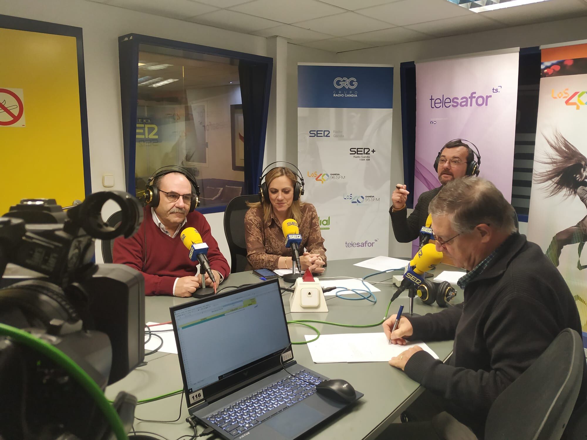 Juan Miguel Lloret, director del Preventorio, junto a Emili Ripoll y Eva Pellicer, representantes de la Semana Santa durante el programa especial conducido por Daniel Ardid.