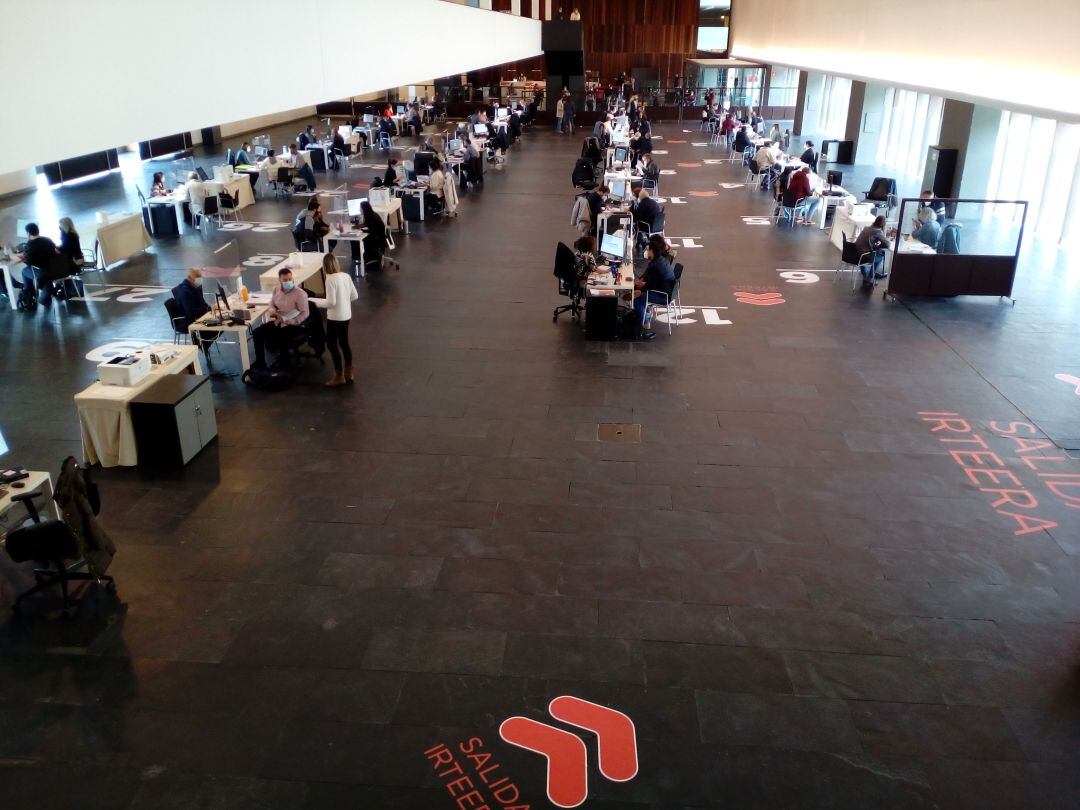 Vista de los puestos que Hacienda ha ubicado en el interior de Baluarte en Pamplona para confeccionar la renta de forma presencial.