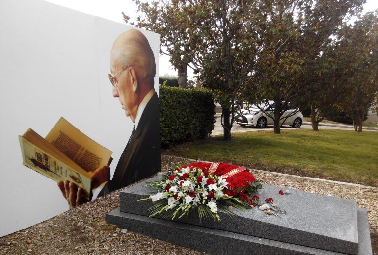 Imagen de la ofrenda floral sobre la lápida de Enrique Tierno Galván.