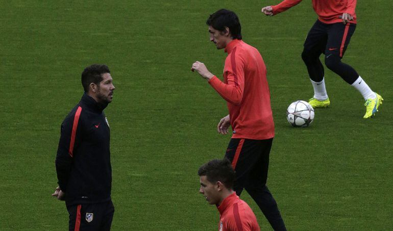 Simeone pensativo entre Savic y Lucas