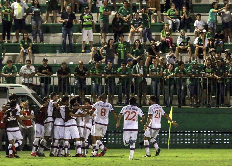 Los jugadores del Nacional celebran el gol que les daba la victoria contra el Chapecoense