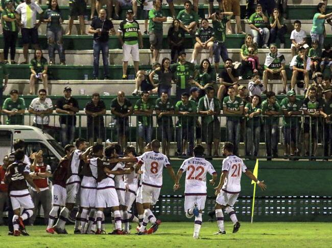 Los jugadores del Nacional celebran el gol que les daba la victoria contra el Chapecoense