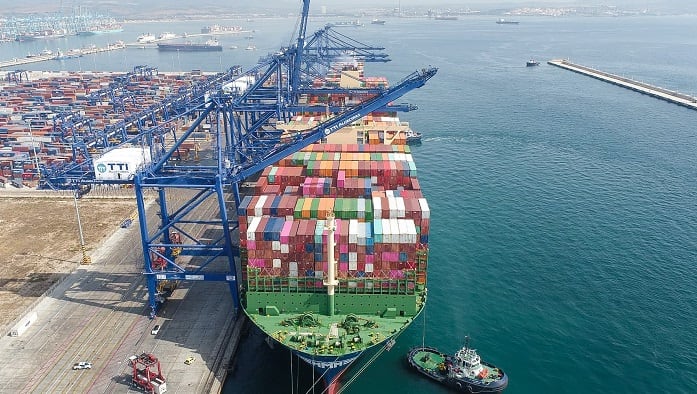 HMM Algeciras atracado en el puerto