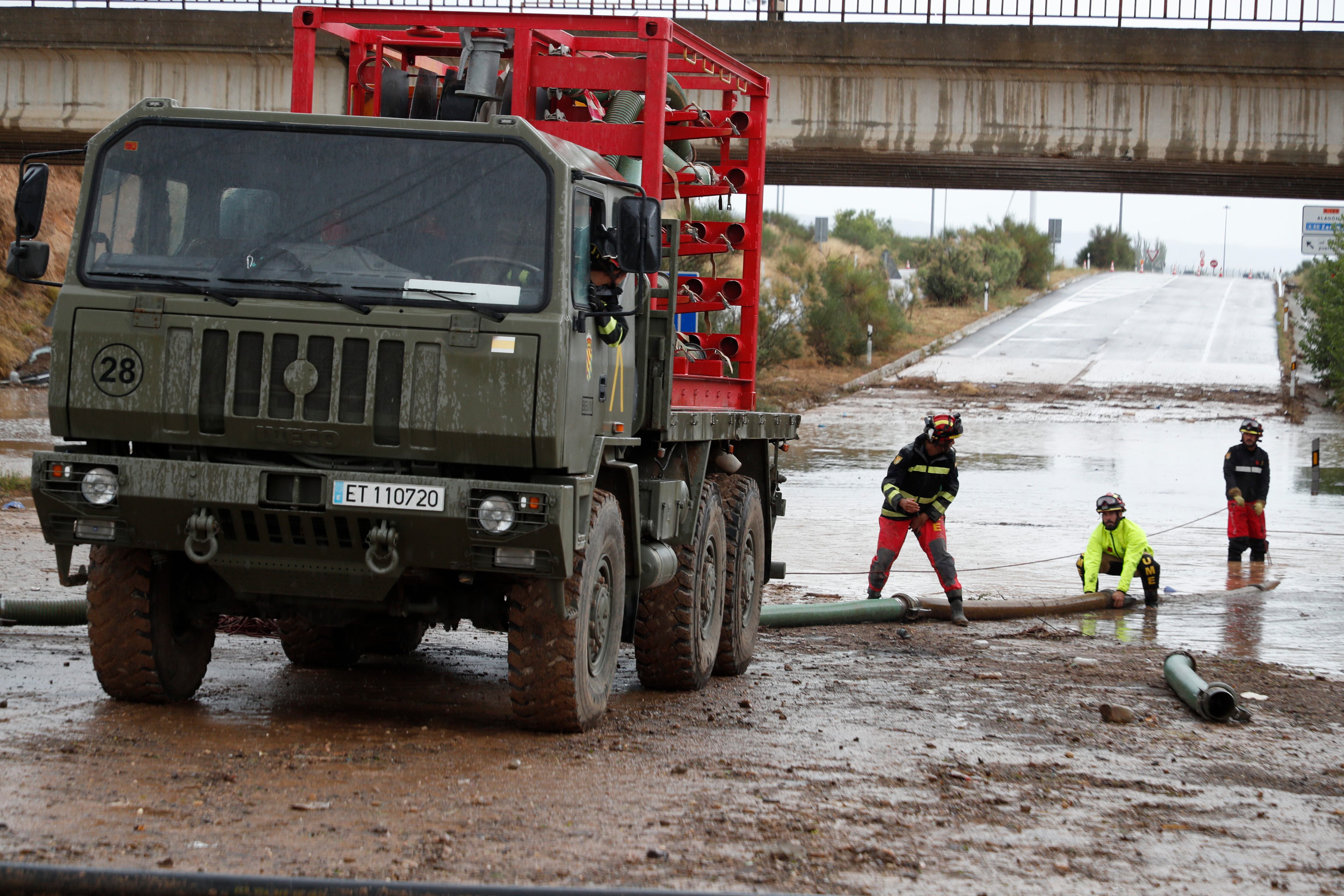 GRISÉN (ZARAGOZA), 12/07/2025.- Efectivos de la Unidad Militar de Emergencias trabajan en una carretera inundada próxima a la localidad zaragozana de Grisén este sábado. EFE/ Javier Belver