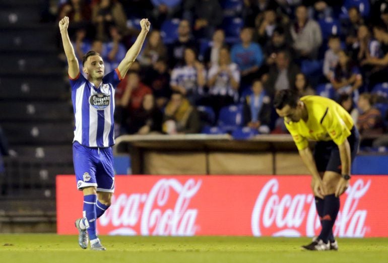 Lucas Pérez celebra su gol frente al Atlético de Madrid