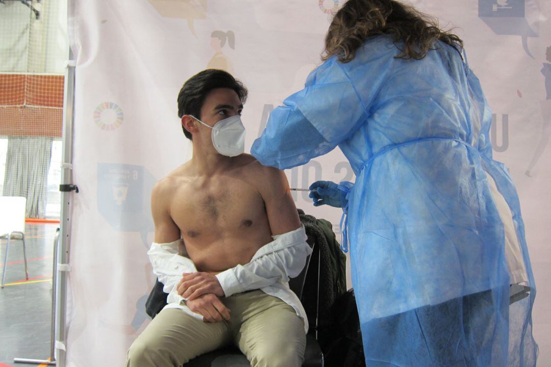 Uno de los alumnos que ha sido vacunado este lunes contra la COVID-19 en la Universidad de Zaragoza