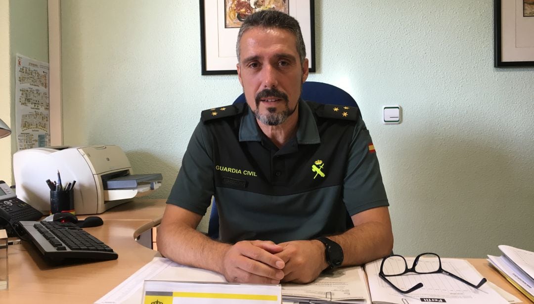 Ángel Ruiz, capitán psicólogo de la V Zona de la Guardia Civil de Murcia, recibe al programa Hoy por hoy en su despacho