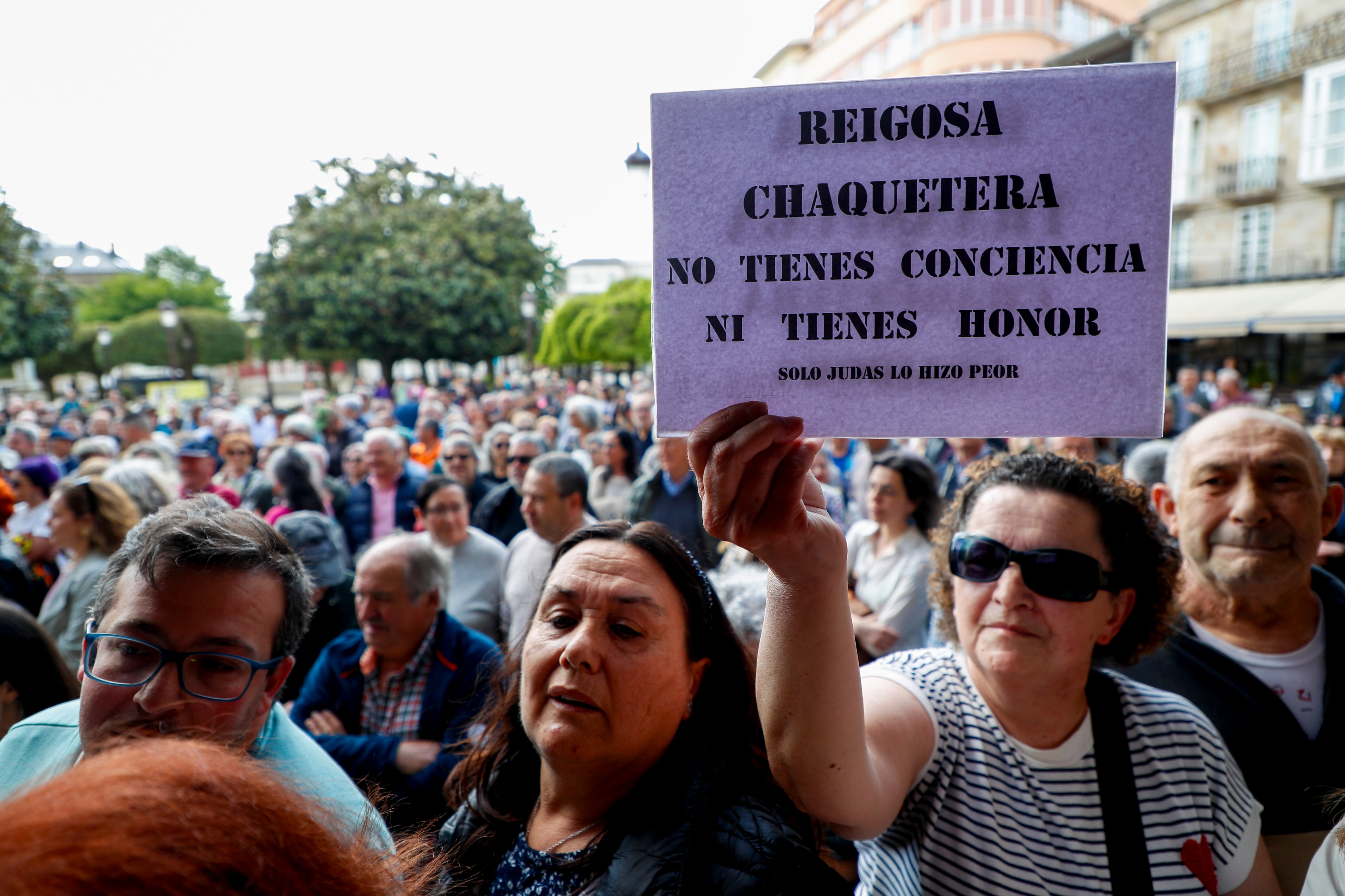 LUGO , 30/04/2026.-Un momento de la concentración ciudadana contra la moción de censura en Lugo previo a la celebración del último pleno ordinario antes de la defensa de la moción de censura. EFE/ Eliseo Trigo