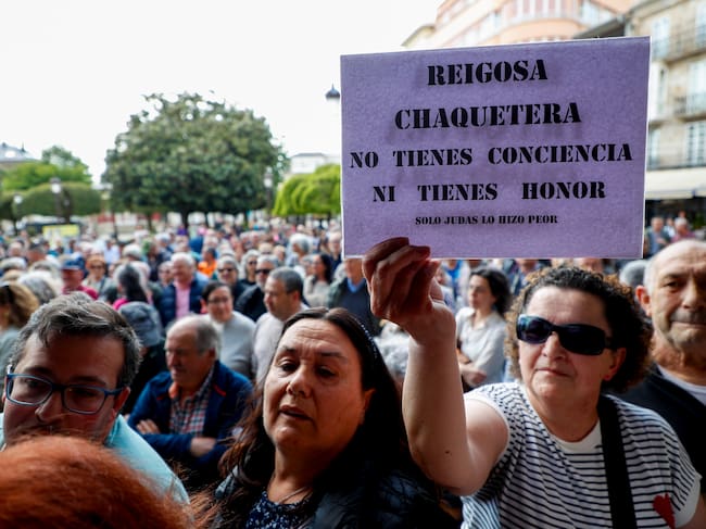 LUGO , 30/04/2026.-Un momento de la concentración ciudadana contra la moción de censura en Lugo previo a la celebración del último pleno ordinario antes de la defensa de la moción de censura. EFE/ Eliseo Trigo