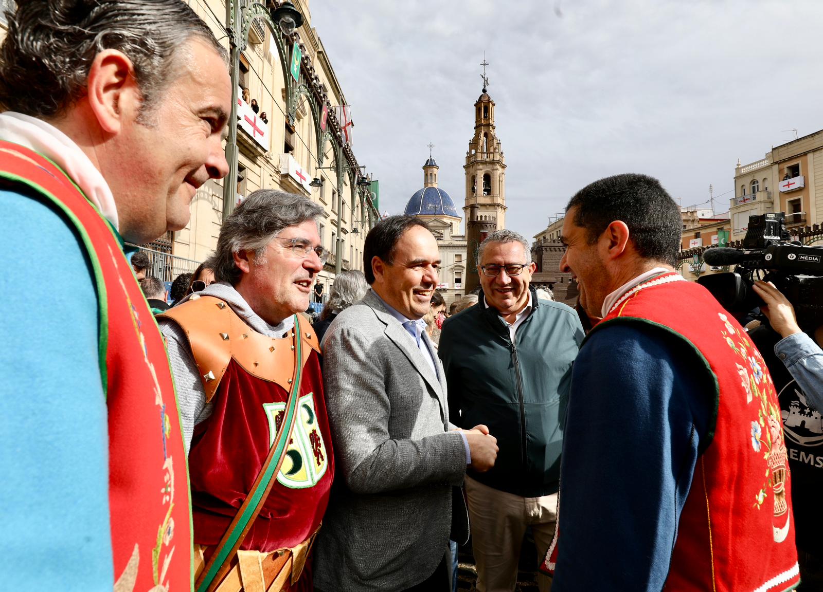 Juan Francisco Pérez Llorca saluda alcalde de Alcoy en su visita a las fiestas de Moros y Cristianos