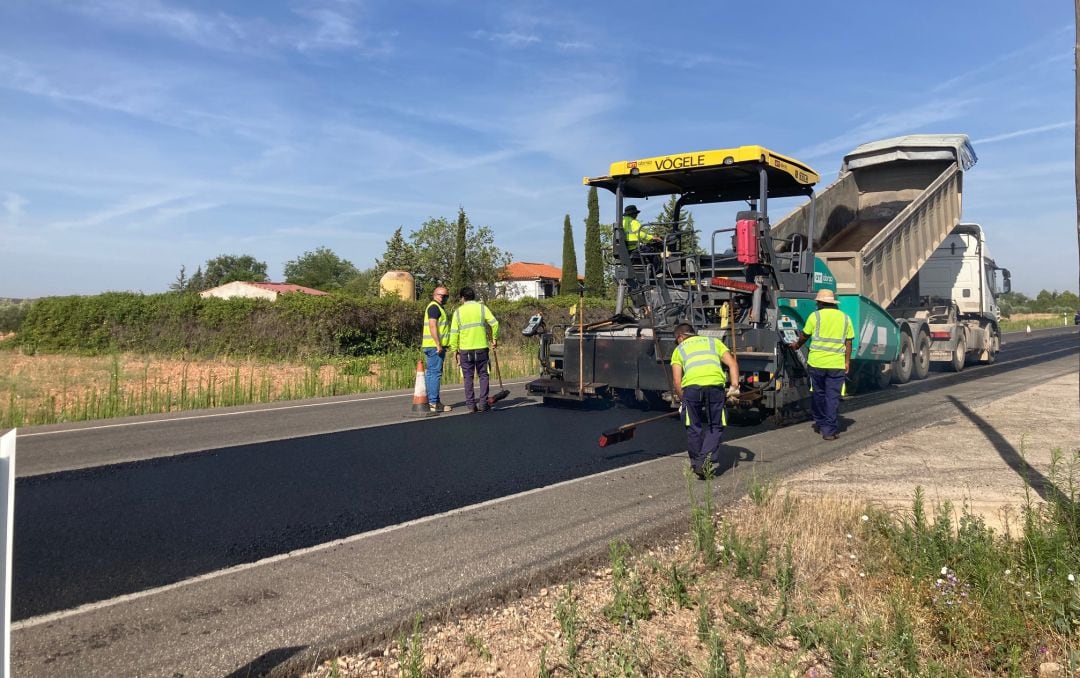 Imagen de los trabajos de reasfaltado que se están acometiendo en la Carretera CM-412 