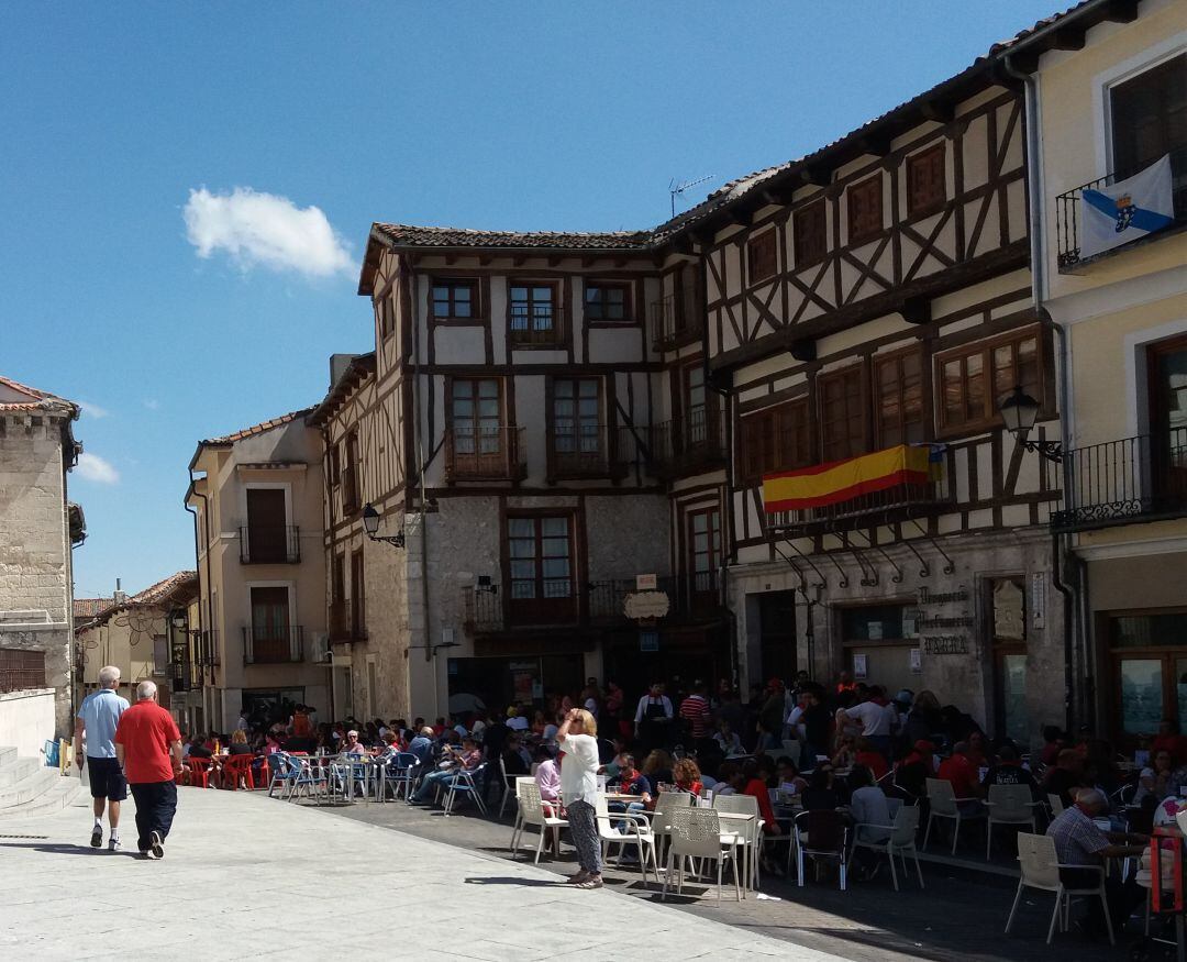 Terrazas en la Plaza Mayor de Cuéllar en una imagen de archivo