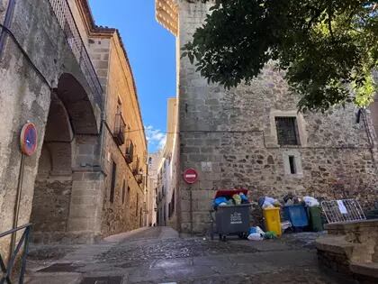 Contenedores y basura en la parte antigua de Cáceres