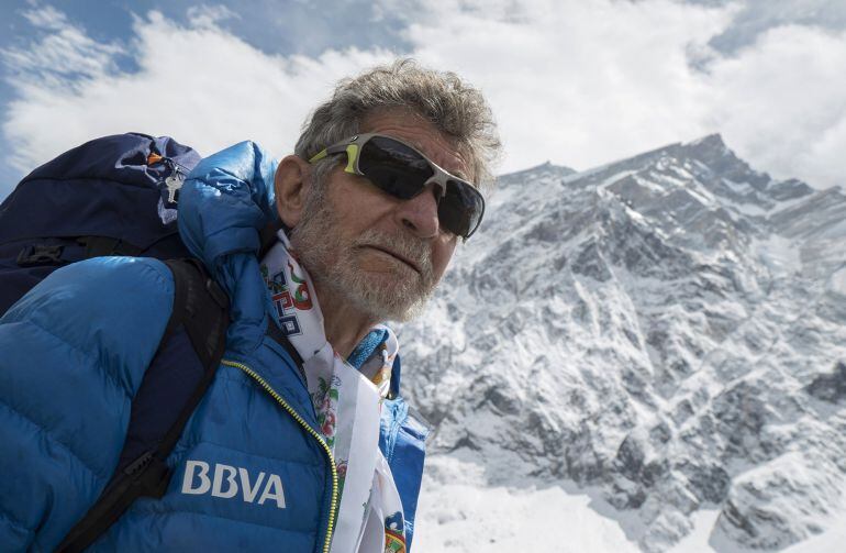 Carlos Soria alcanzó este domingo la cima del Annapurna, la décima montaña más alta del mundo y el duodécimo ochomil que supera el montañero, que a sus 77 años se convierte en el más longevo en coronar la durísima &quot;Diosa de la Abundancia&quot;