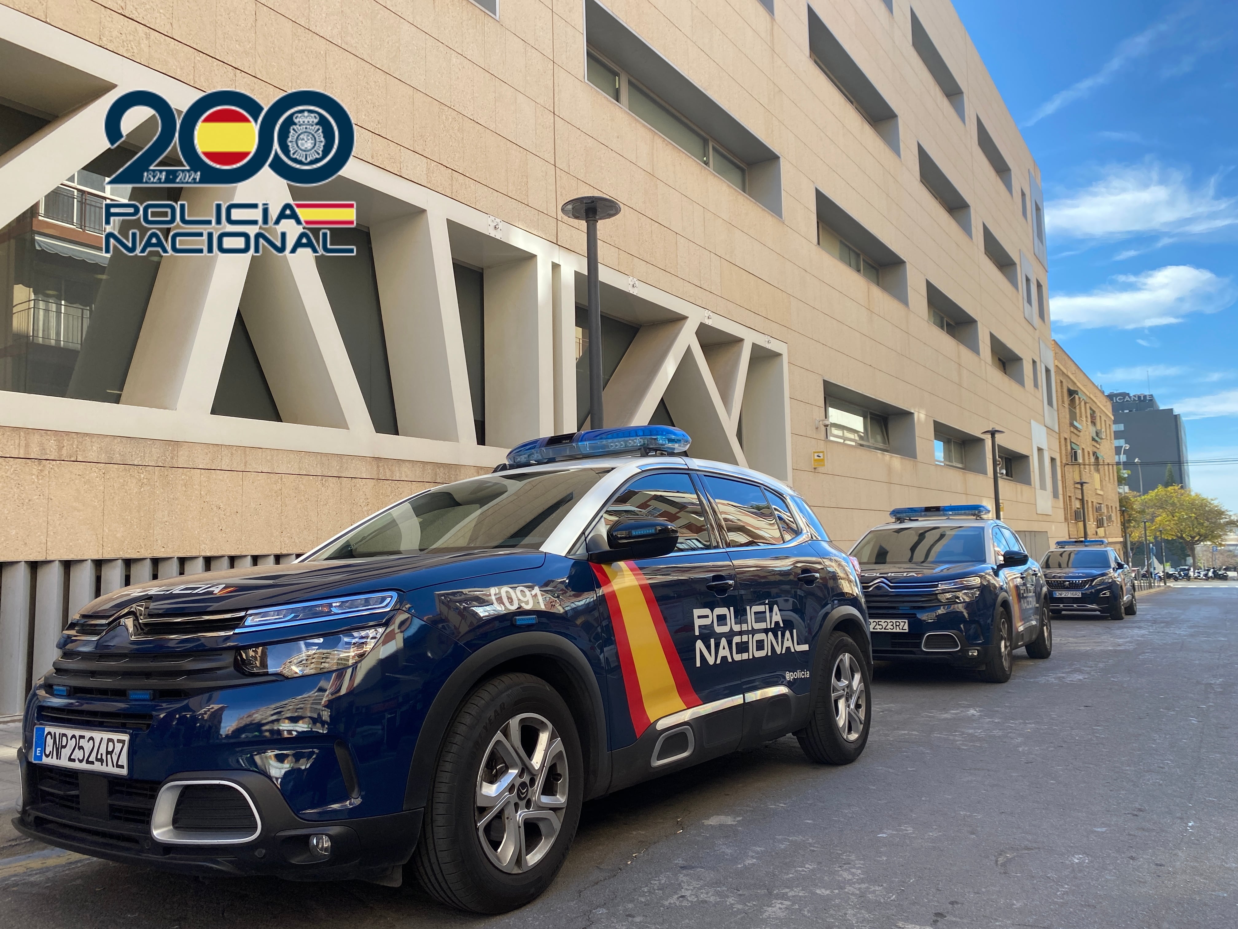 Vehículo de la Policía Nacional de Alicante junto a la comisaría de Isabel La Católica