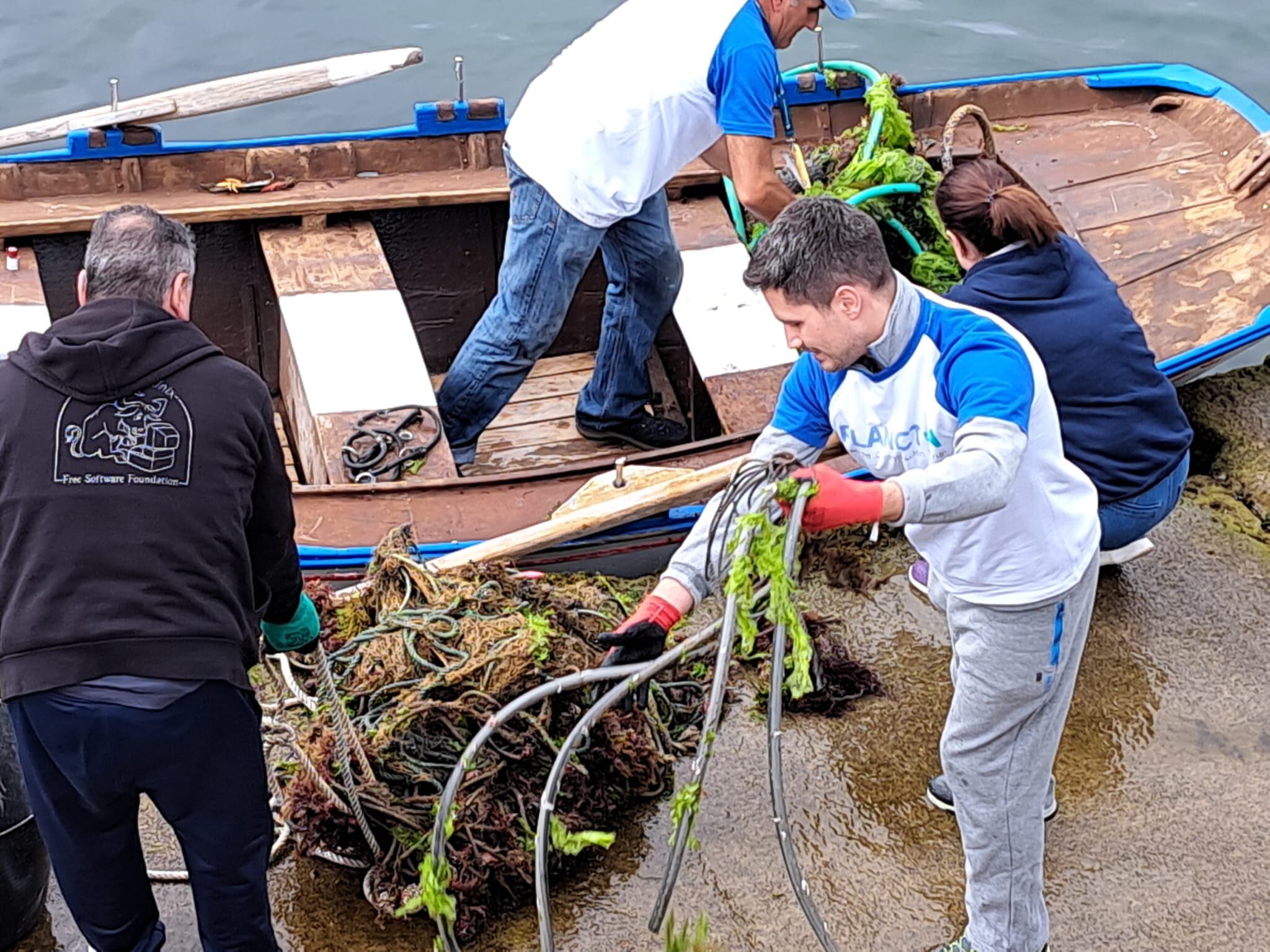 Retirada de basura marina en Bouzas