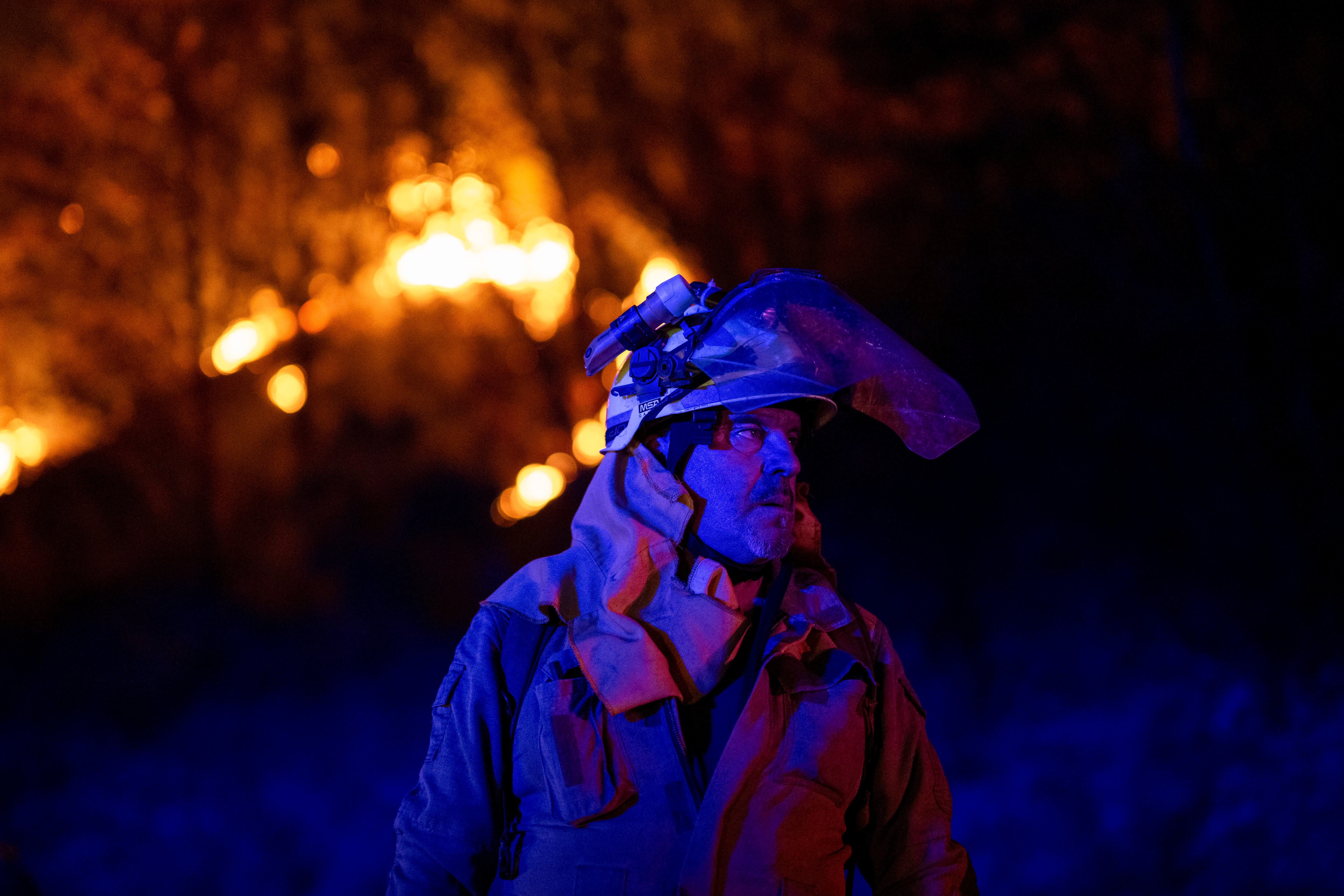 Imagen de un bombero forestal en Ourense.