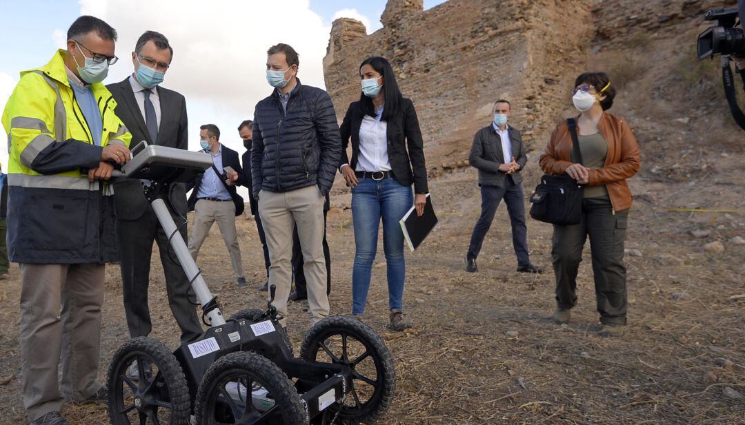 José Ballesta supervisa los trabajos realizados con el georradar en el Castillejo