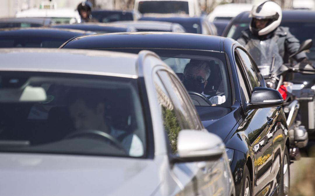 Varios vehículos circulan por la carretera, a 7 de abril de 2021, en Madrid.