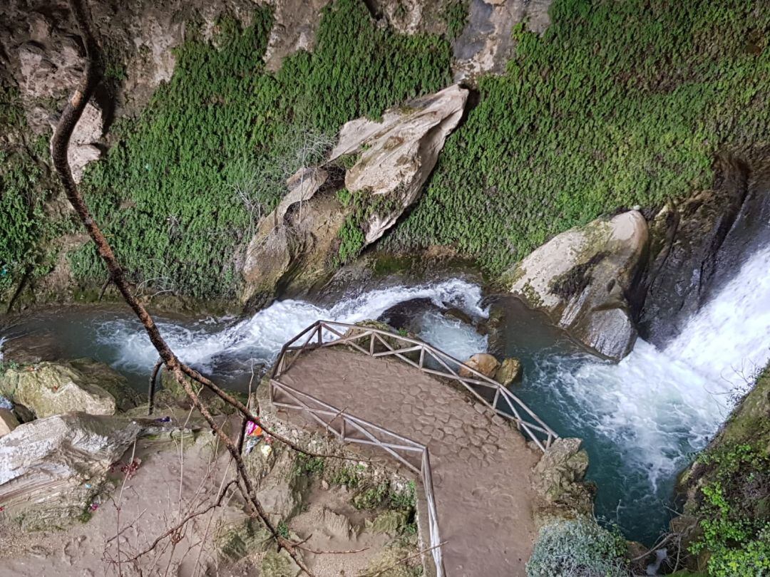 Numerosos visitantes acuden a conocer la Cueva del Agua desde que fue declarada Monumento Natural de Andalucía 
