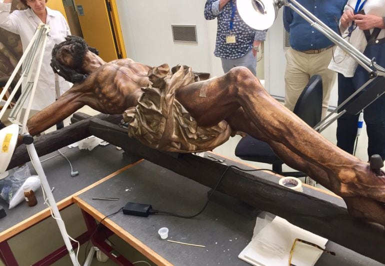 Imagen del proceso de restauración del Cristo de La Agonía de Bergara.