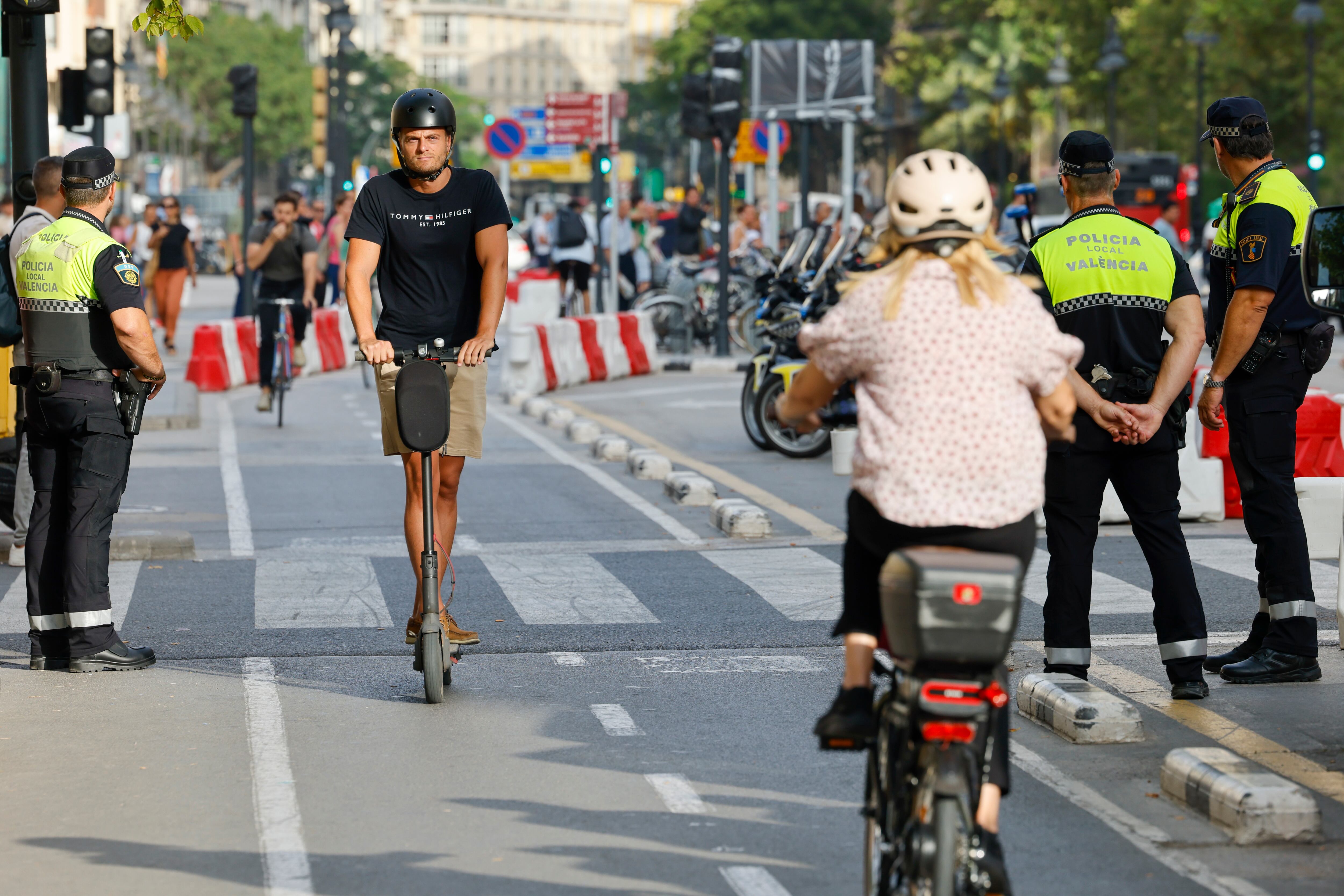 La Policía Local de València realiza el primer control de patinetes con el nuevo medidor de velocidad y potencia de vehículos de movilidad personal (VMP.