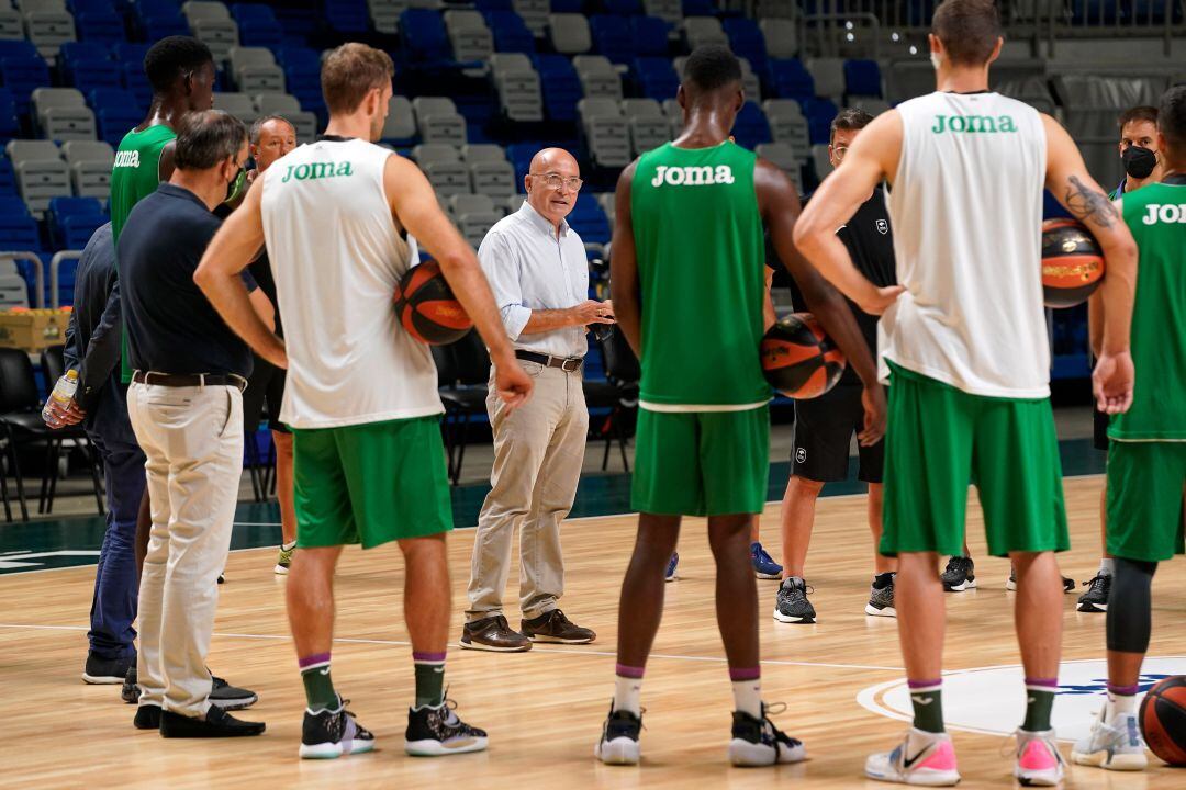 El presidente del club, Antonio Jesús López Nieto, acudió al primer entrenamiento de la pretemporada. 