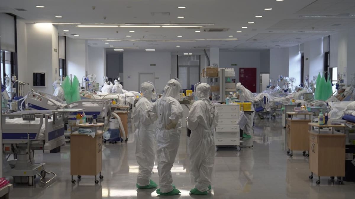 Sigue bajando la presión en las UCI de Cantabria, pero suben los hospitalizados