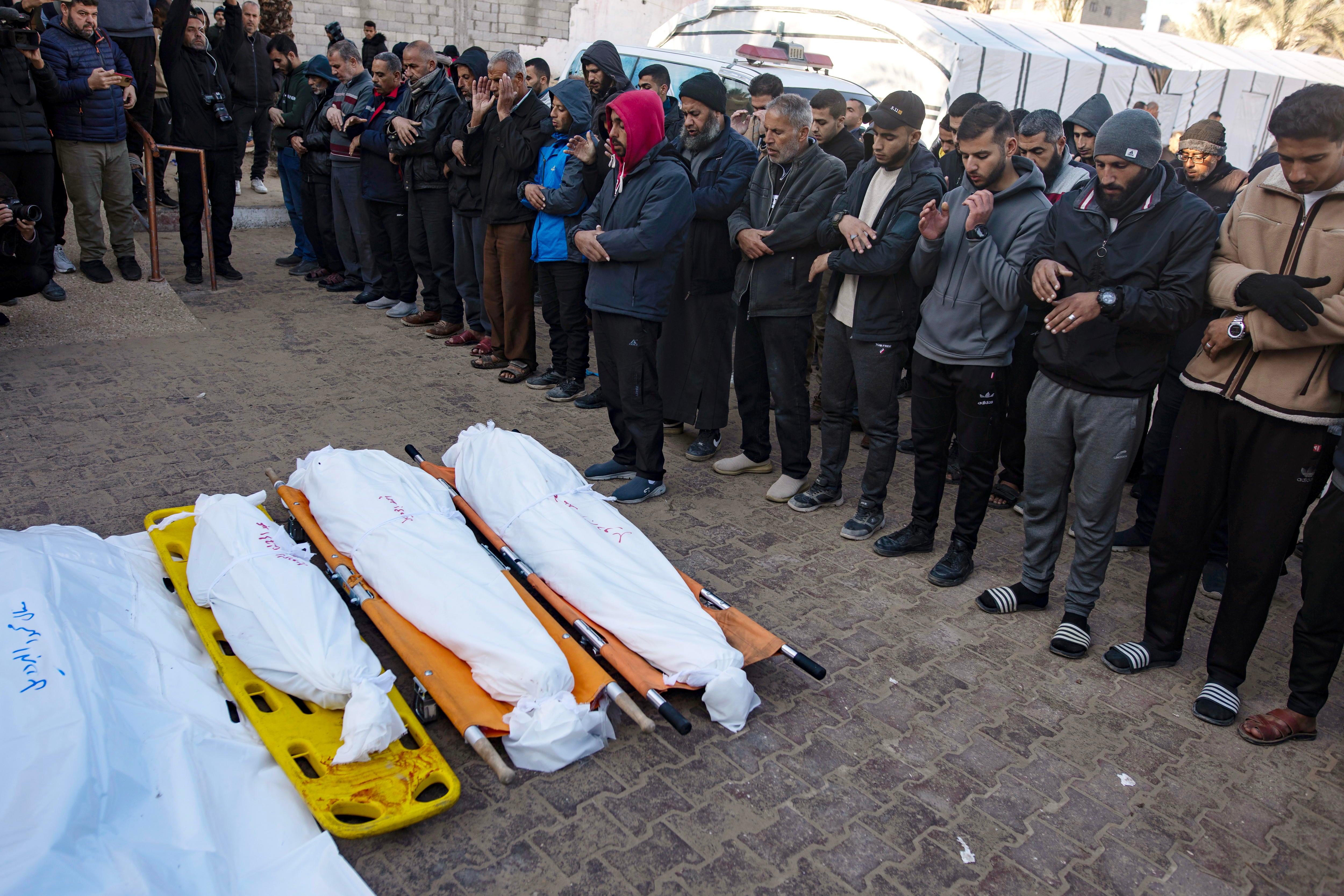 Palestinos velando a los muertos por bombardeos en el campo de refugiados de Al-Mawasi este jueves.