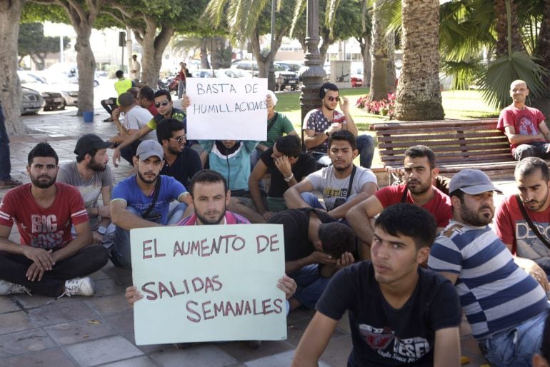 Concentración de inmigrantes sirios en la plaza de España de Melilla para solicitar su &quot;salida inmediata&quot; de la ciudad autónoma con el traslado hacia Europa, ya que ese es el objetivo por el que huyeron de su país. 