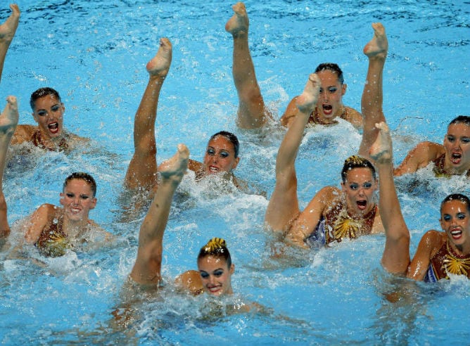 Postura común de todas las integrantes del equipo español de natación sincronizada