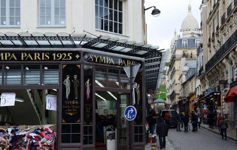 Los establecimientos comerciales de París reabren sus puertas. 