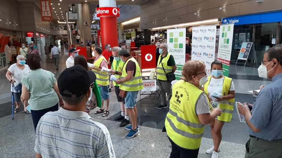 Imagen del un reparto de mascarillas en un centro comercial de Fuenlabrada a cargo de ACUMAFU