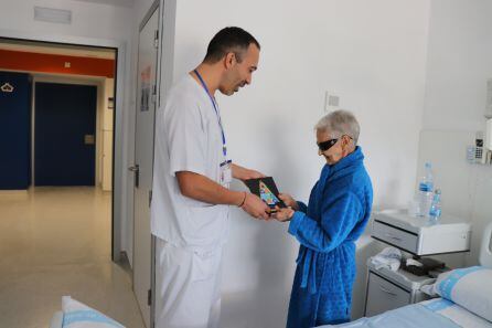 Un momento durante la entrega de las postales