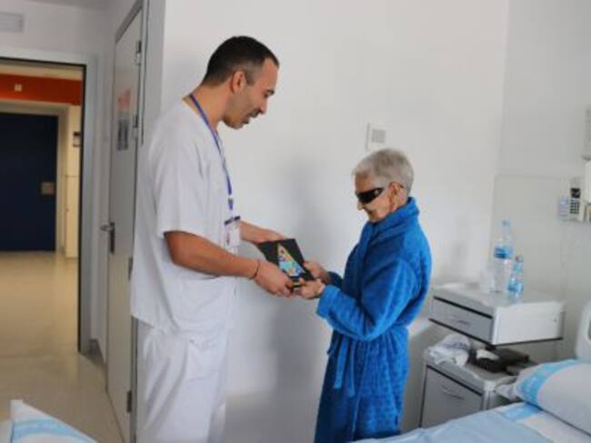 Un momento durante la entrega de las postales