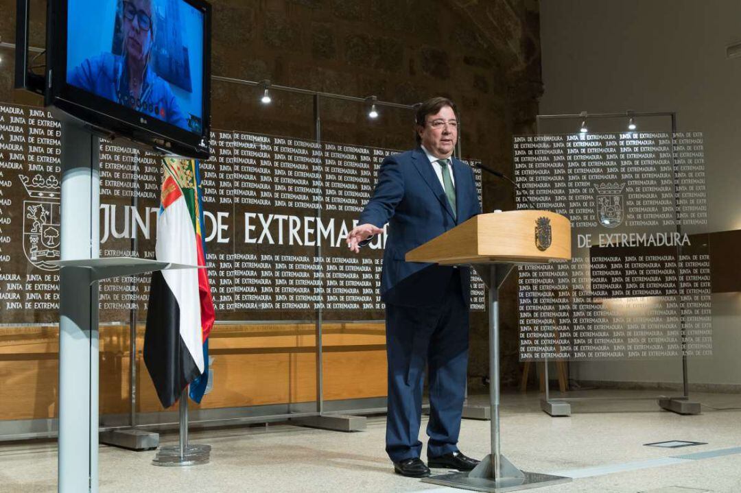 Guillermo Fernández Vara durante su comparecencia de hoy recibiendo preguntas de los periodistas