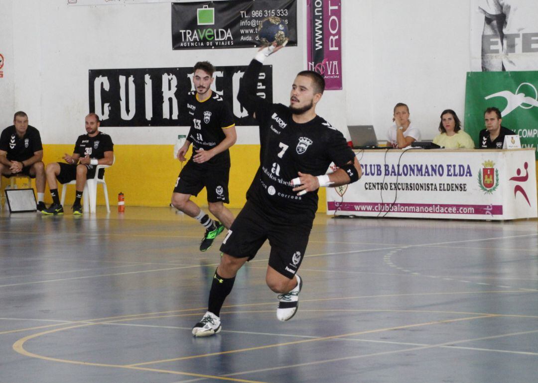 El Bm. Elda - C.E.E. quiere sumar ante un rival complicado