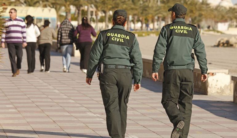 Dos agentes de la Guardia Civil. 