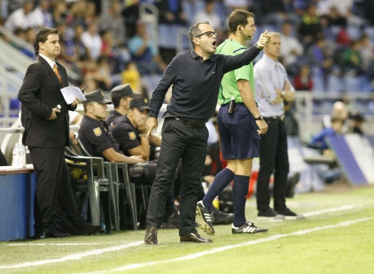 El entrenador del Tenerife durante un partido